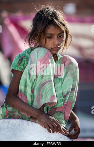 Pauvre fille assis sur un mur, portrait, Pushkar, Rajasthan, India Banque D'Images