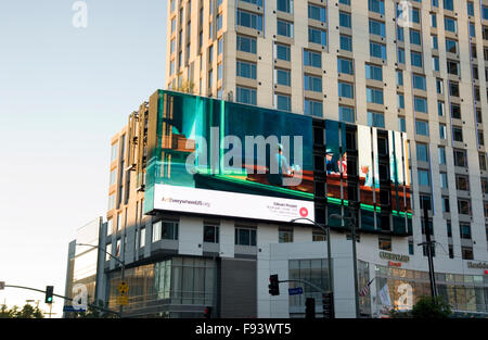 Une peinture de Edward Hopper est reproduite sur un panneau d'affichage extérieur numérique dans le centre-ville de Los Angeles au cours de l'événement Art partout . Banque D'Images