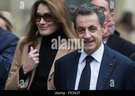 Paris, France. 13 Décembre, 2015. Leader du parti de droite les républicains et l'ancien président français Nicolas Sarkozy Nicolas Sarkozy (R) et son épouse Carla Bruni-Sarkozy arrivent à voter pour le second tour des élections régionales françaises à Paris, France, 13 décembre 2015. D'extrême droite français Front National, qui a fait état d'une victoire historique lors de premier tour des élections régionales la semaine dernière, a échoué le dimanche lors de la ronde finale de l'écoulement. © Jean Bodard/Xinhua/Alamy Live News Banque D'Images