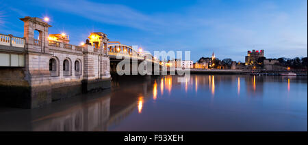 Un panorama de la cathédrale de Rochester, château, et le pont, éclairé au crépuscule. Banque D'Images