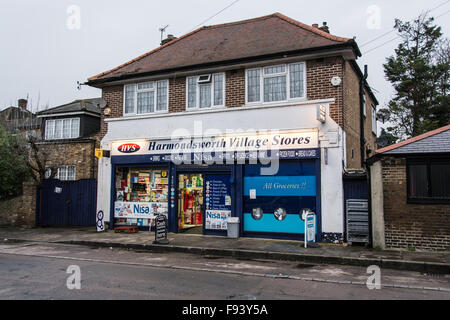 Harmondsworth Village Stores à Harmondsworth un ancien village menacé de destruction en raison de l'expansion de l'aéroport de Heathrow Banque D'Images