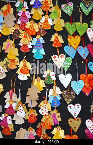 Près de petits anges de Noël faits à la main sur une échoppe de marché à Cracovie, Pologne Banque D'Images