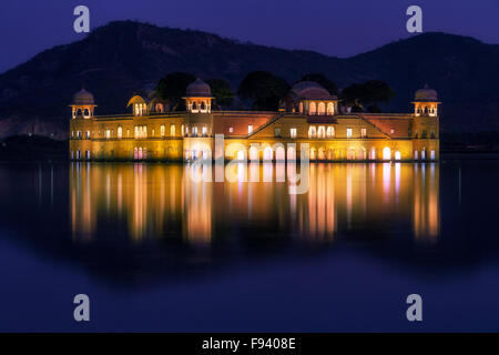 Jal Mahal Palace d'eau au coucher du soleil, Jaipur, Rajasthan, Inde Banque D'Images
