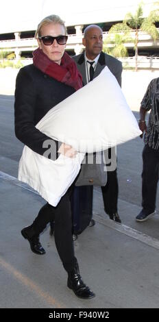 Chelsea Handler s'écarte de l'Aéroport International de Los Angeles avec Chelsea Handler : où : Los Angeles, California, United States Quand : 12 Nov 2015 Banque D'Images