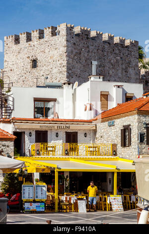 Le restaurant coloré et château, Marmaris, Province de Mugla, Turquie Banque D'Images