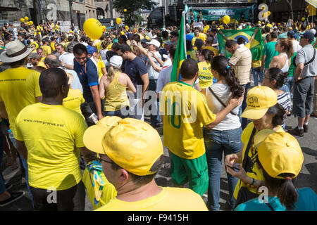 Sao Paulo, Brésil. 13 décembre 2015. Des manifestants assistent à une manifestation appelant à la destitution du président brésilien Dilma Rousseff, sur l'avenue Paulista, à Sao Paulo, au Brésil. Credit: Andre M. Chang/Alamy Live News Banque D'Images