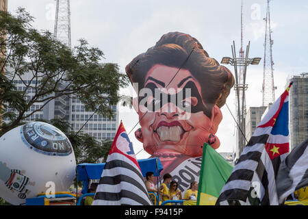 Sao Paulo, Brésil. 13 décembre 2015. Gonflable dans la ressemblance de la présidente brésilienne Dilma Rousseff est vu lors d'une manifestation appelant à sa destitution dans l'avenue Paulista, Sao Paulo, Brésil. Credit: Andre M. Chang/Alamy Live News Banque D'Images