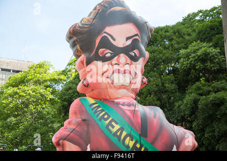 Sao Paulo, Brésil. 13 décembre 2015. Gonflable dans la ressemblance de la présidente brésilienne Dilma Rousseff est vu lors d'une manifestation appelant à sa destitution dans l'avenue Paulista, Sao Paulo, Brésil. Credit: Andre M. Chang/Alamy Live News Banque D'Images