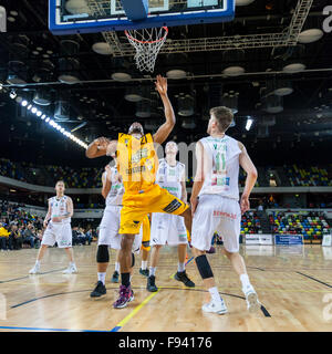 London, UK.13 Décembre 2015. Les Lions de Londres' Demond Watt (21) sous le panier avec vigueur la défense des Raiders Mike, au cours de la London Lions contre Plymouth Raiders jeu BBL à l'Arène de cuivre dans le parc olympique. Plymouth raiders gagner 114:104 : Imageplotter Crédit/Alamy Live News Banque D'Images