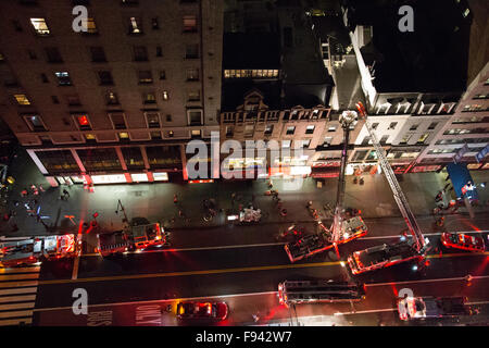 New York, USA. 13 Décembre, 2015. Les camions de l'échelle et de crochet sont sur les lieux avec les pompiers sur le toit d'un immeuble brownstone. Credit : Patti McConville/Alamy Live News Banque D'Images