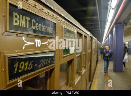 New York, USA. 13 Décembre, 2015. Expérience Passagers voitures anciennes à une station de métro à New York City, aux États-Unis, le 13 décembre 2015. À compter du 6 décembre et d'exécution pour les trois dimanches, le MTA NYC exécute le "train nostalgie Spécial, les trémies qui dispose d' huit voitures de course des années 1930 aux années 1970. © Wang Lei/Xinhua/Alamy Live News Banque D'Images