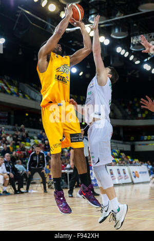 London, UK.13 Décembre 2015. Les Lions Londres Demond Watt (21) sauts jusqu'à lancer la balle au cours de la London Lions contre Plymouth Raiders jeu BBL à l'Arène de cuivre dans le parc olympique. Plymouth raiders gagner 114:104 : Imageplotter Crédit/Alamy Live News Banque D'Images