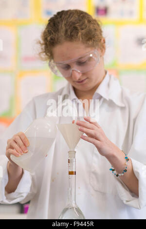 Chimie biologie niveau gcse un étudiant travaillant dans un laboratoire de travaux pratiques. Banque D'Images