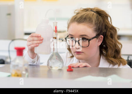 Chimie biologie niveau gcse un étudiant travaillant dans un laboratoire de travaux pratiques. Banque D'Images