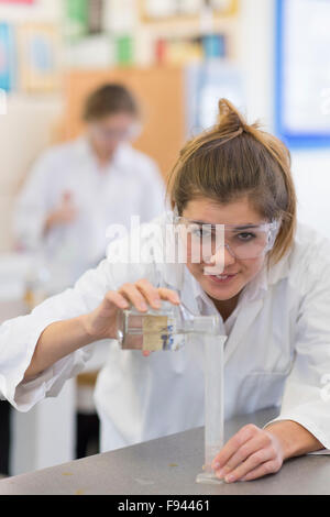 Chimie biologie niveau gcse un étudiant travaillant dans un laboratoire de travaux pratiques. Banque D'Images