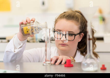 Chimie biologie niveau gcse un étudiant travaillant dans un laboratoire de travaux pratiques. Banque D'Images