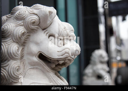 Sculpture lion féroce dragon chinois Banque D'Images