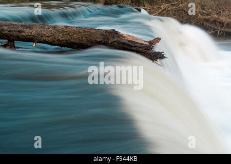 Connectez-vous en haut de l'écoulement de la rivière Cascade résister Banque D'Images