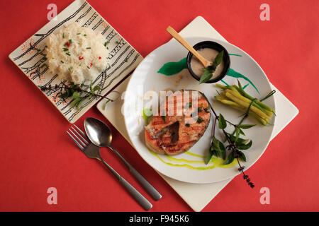 Pavé de saumon grillé au gingembre et basilic, noix de coco sauce infusée de fleurs, riz, Banque D'Images