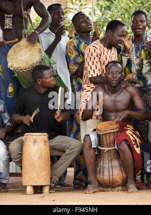 La musique et le chant à un vaudou (voodoo) Cérémonie pour Gambada divinité, village près d'Abomey, Bénin Banque D'Images