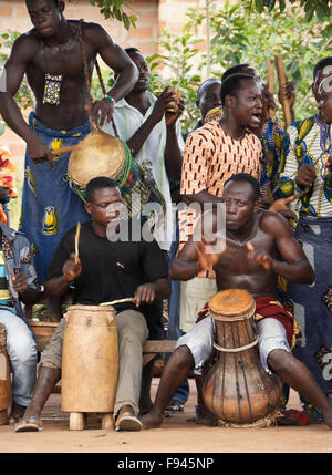 La musique et le chant à un vaudou (voodoo) Cérémonie pour Gambada divinité, village près d'Abomey, Bénin Banque D'Images