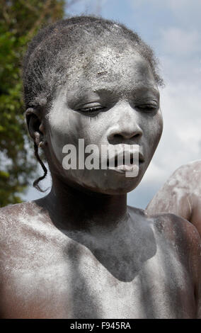 Vaudou (voodoo) Cérémonie pour Gambada divinité, où cette femme est possédée par un esprit, village près d'Abomey, Bénin Banque D'Images