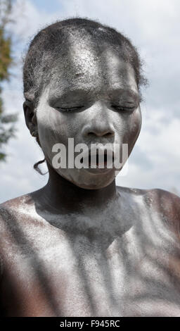 Vaudou (voodoo) Cérémonie pour Gambada divinité, où cette femme est possédée par un esprit, village près d'Abomey, Bénin Banque D'Images