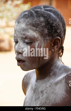 Vaudou (voodoo) Cérémonie pour Gambada divinité, où cette femme est possédée par un esprit, village près d'Abomey, Bénin Banque D'Images