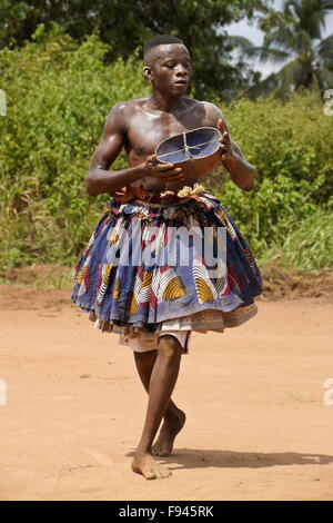 Vaudou (voodoo) Cérémonie pour Gambada divinité, où cet homme est possédé par un esprit, village près d'Abomey, Bénin Banque D'Images