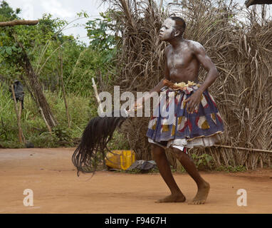 Vaudou (voodoo) Cérémonie pour Gambada divinité, où cet homme est possédé par un esprit, village près d'Abomey, Bénin Banque D'Images