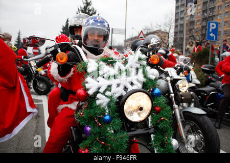 Turin, Italie. 13 Décembre, 2015. Des milliers de personnes habillées en père Noël ont participé à la sixième édition de 'Un Babbo Natale en moto'. Prêt à aller. Crédit : Elena Aquila/Pacific Press/Alamy Live News Banque D'Images