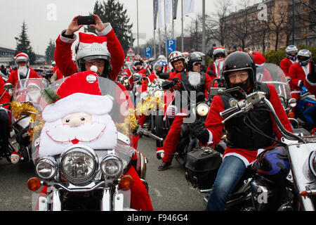 Turin, Italie. 13 Décembre, 2015. Des milliers de personnes habillées en père Noël ont participé à la sixième édition de 'Un Babbo Natale en moto'. Prêt à aller. Crédit : Elena Aquila/Pacific Press/Alamy Live News Banque D'Images