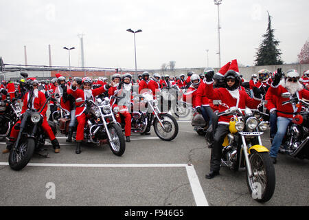 Turin, Italie. 13 Décembre, 2015. Des milliers de personnes habillées en père Noël ont participé à la sixième édition de 'Un Babbo Natale en moto'. Prêt à aller. Crédit : Elena Aquila/Pacific Press/Alamy Live News Banque D'Images