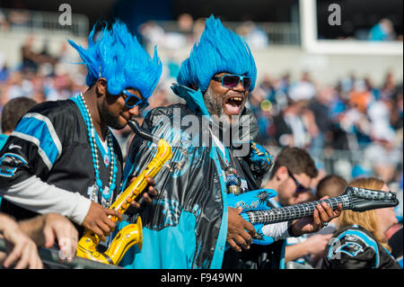 Charlotte, Caroline du Nord, USA. 13 Décembre, 2015. Panthers fans au cours de la NFL football match entre les Falcons d'Atlanta et le Carolina Panthers le dimanche, 13 décembre 2015 à Charlotte, NC. Jacob Kupferman/CSM Crédit : Cal Sport Media/Alamy Live News Banque D'Images