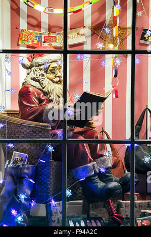 Santa Noël afficher dans une vitrine à Bourton On The Water, Cotswolds, Gloucestershire, Angleterre Banque D'Images