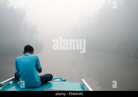 Sur la rivière à partir de la fumée des incendies de forêt, illégale de Kalimantan, Bornéo, Indonésie Banque D'Images