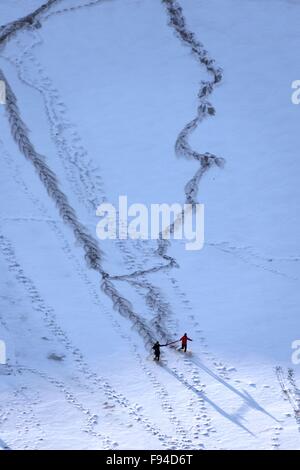 Jiuquan, province du Gansu en Chine. 13 Décembre, 2015. Personnes visitent le paysage du lac Crescent en place de montagne Mingsha Dunhuang, ville du nord-ouest de la Chine la province de Gansu, le 13 décembre 2015. © Zhang Xiaoliang/Xinhua/Alamy Live News Banque D'Images