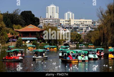 Kunming, province chinoise du Yunnan. 13 Décembre, 2015. Personnes visitent le Cuihu Park à Kunming, capitale du sud-ouest de la province chinoise du Yunnan, le 13 décembre 2015. © Lin Yiguang/Xinhua/Alamy Live News Banque D'Images