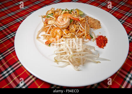 Pad Thaï (stir-fried rice noodle dish). La province de Krabi, Thaïlande. Banque D'Images