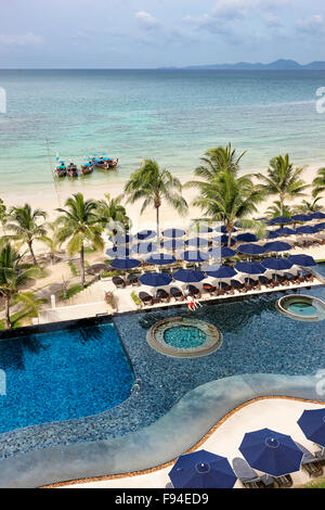 Complexe haut de gamme piscine et la plage. Klong Muang Beach, province de Krabi, Thaïlande. Banque D'Images