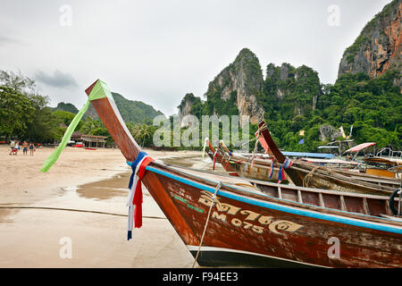 Bateaux Longtail de West Railay beach. La province de Krabi, Thaïlande. Banque D'Images
