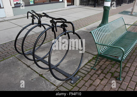 Support à bicyclettes dans la forme d'un sou-farthing bicycle (high wheel, high wheeler) ordinaire Banque D'Images