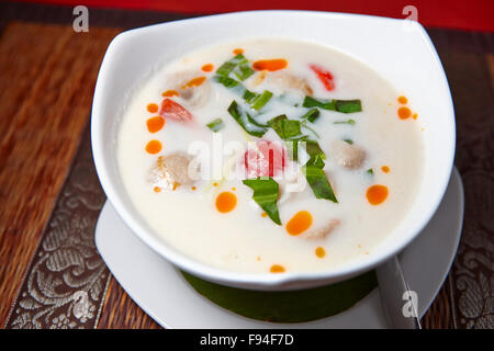 Tom Kha Kai (GAI), ou soupe de noix de coco thaï. La province de Krabi, Thaïlande. Banque D'Images