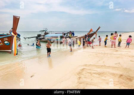 Les touristes descendre de bateau longtail. Poda Island (Koh Poda), province de Krabi, Thaïlande. Banque D'Images