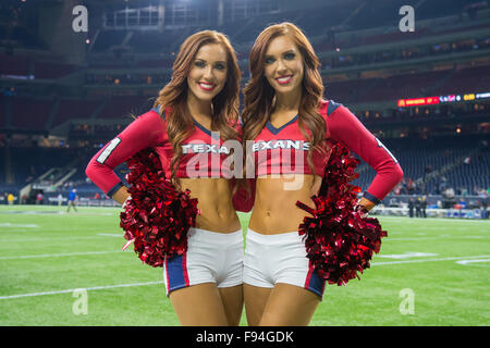 Houston, Texas, USA. 13 Décembre, 2015. Des jumeaux en Jordanie et Randi des cheerleaders des Houston Texans poser après un match de la NFL entre les Houston Texans et les New England Patriots à NRG Stadium à Houston, TX le 13 décembre, 2015. Credit : Trask Smith/ZUMA/Alamy Fil Live News Banque D'Images