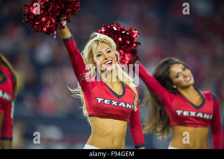 Houston, Texas, USA. 13 Décembre, 2015. Les cheerleaders des Houston Texans effectuer pendant la mi-temps d'un match de la NFL entre les Houston Texans et les New England Patriots à NRG Stadium à Houston, TX le 13 décembre, 2015. Credit : Trask Smith/ZUMA/Alamy Fil Live News Banque D'Images