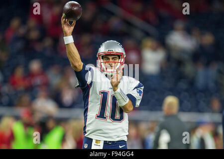 Houston, Texas, USA. 13 Décembre, 2015. New England Patriots quarterback Jimmy Garoppolo (10) se réchauffe avant un match de la NFL entre les Houston Texans et les New England Patriots à NRG Stadium à Houston, TX le 13 décembre, 2015. Credit : Trask Smith/ZUMA/Alamy Fil Live News Banque D'Images