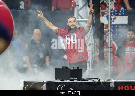 Houston, Texas, USA. 13 Décembre, 2015. Astros de Houston Dallas Keuchel pitcher entre dans le domaine en tant que capitaine honoraire avant un match de la NFL entre les Houston Texans et les New England Patriots à NRG Stadium à Houston, TX le 13 décembre, 2015. Credit : Trask Smith/ZUMA/Alamy Fil Live News Banque D'Images