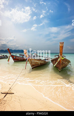 Longtail traditionnels bateaux amarrés à la plage sur l'île de Poda (Koh Poda). La province de Krabi, Thaïlande. Banque D'Images