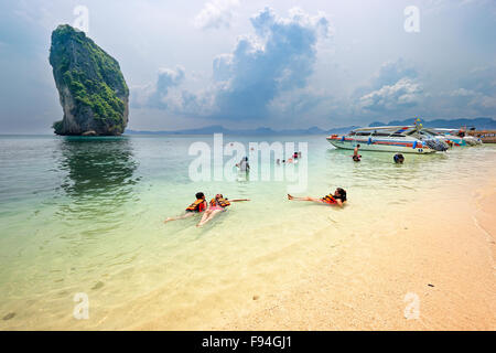 Plage sur l'île de Poda (Koh Poda). La province de Krabi, Thaïlande. Banque D'Images